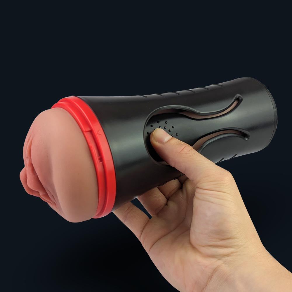 Hand drückt auf die schwarze Hülle von Lindsey für zusätzliche Stimulation