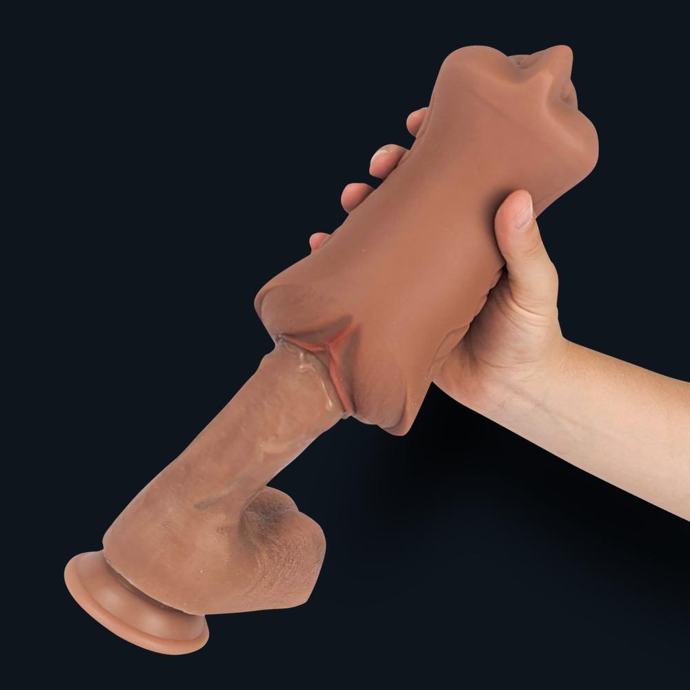 Lisa Pocket Pussy, über einen Dildo gestülpt und in einer Hand gehalten, Demonstration der Anwendung