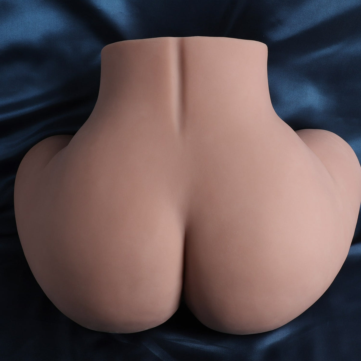 Vagina finta e glutei Loes su una base di raso, vista posteriore dei glutei