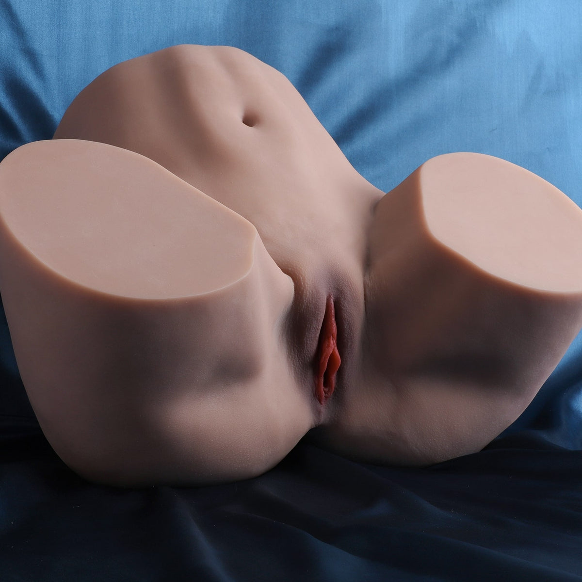 Vagina finta e glutei Loes su una base di raso, vista laterale con vagina