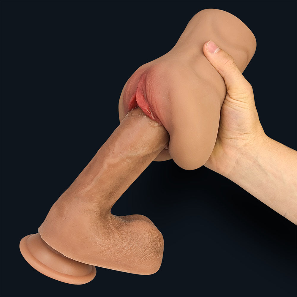 Claire masturbatore infilato su un dildo in una mano, dimostrazione d'uso