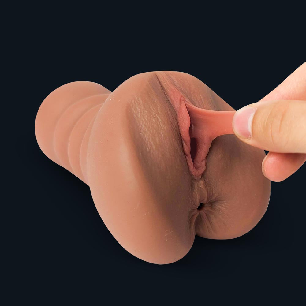 Finger ziehen die weichen Schamlippen an der Öffnung von Emma auseinander
