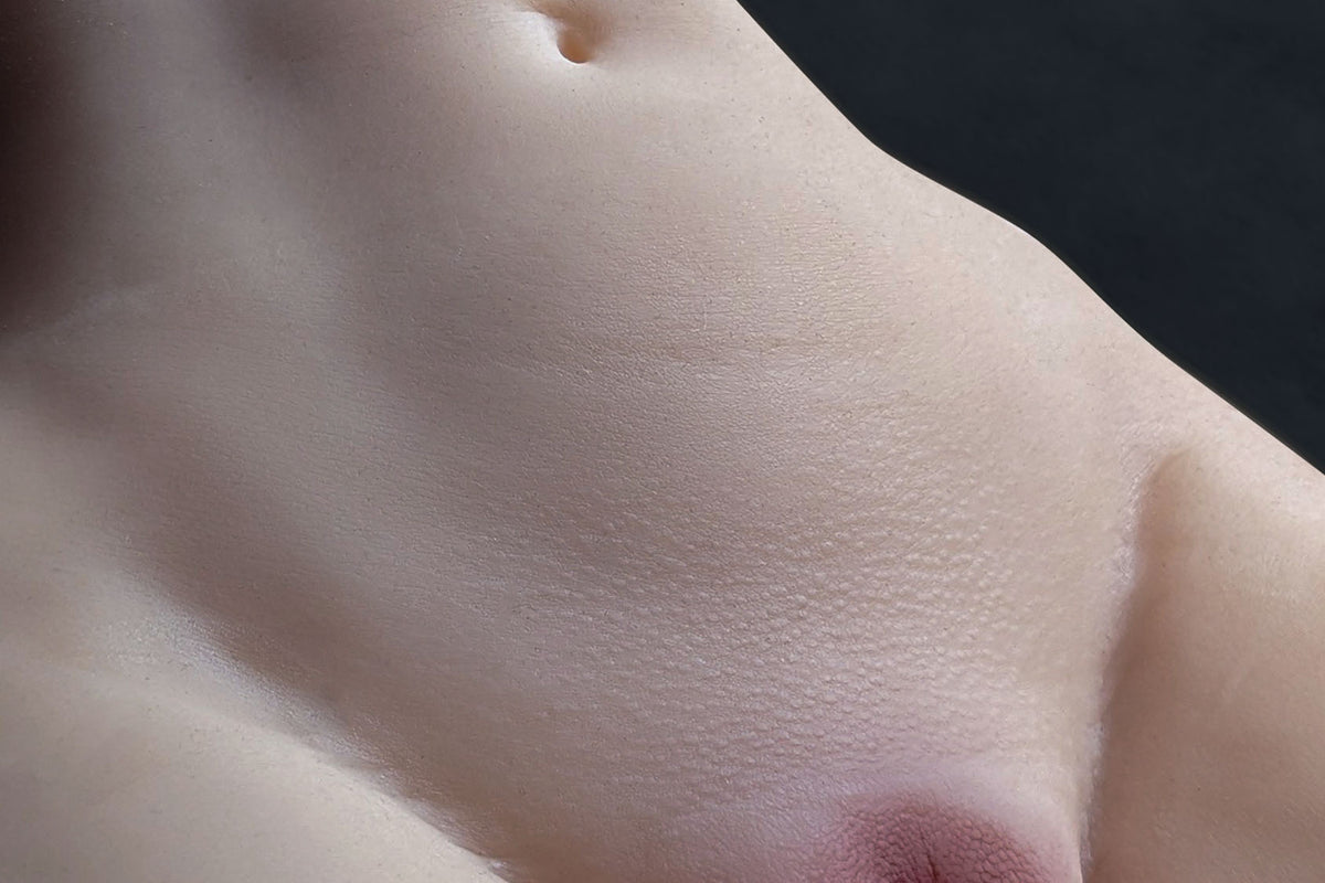 Primo piano della texture della pelle della sex doll Sara con ombelico e pori in dettaglio