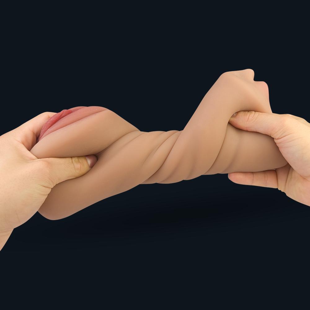 Emily Pocket Pussy, zwischen zwei Händen gedehnt und gedreht: flexibles, reißfestes Material